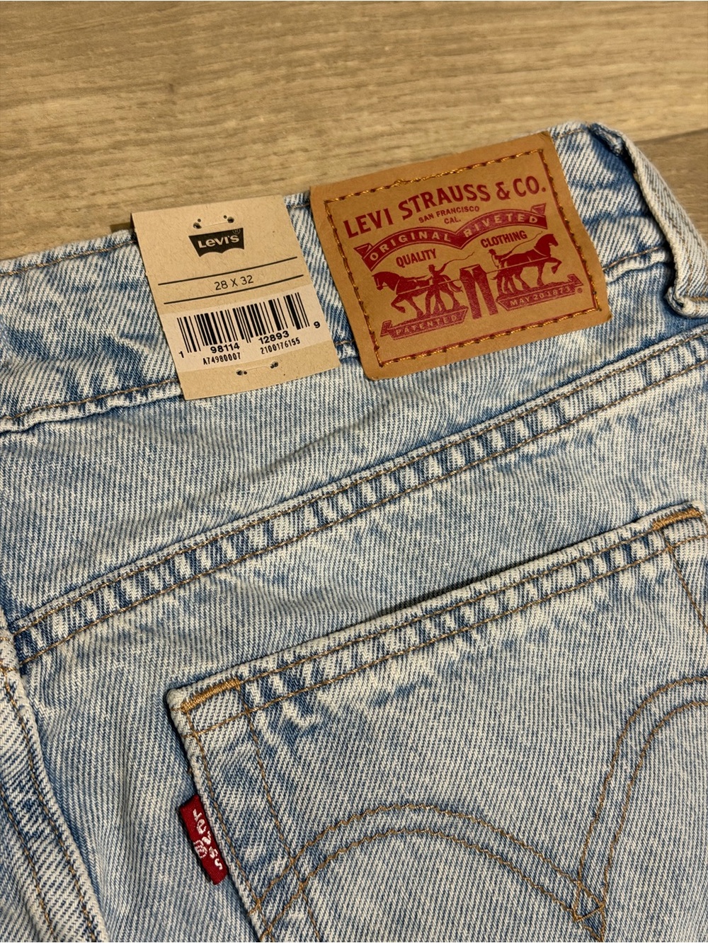 Levi's Women's Low-Rise Superlow Loose Jeans - Abraided Art 28x32 - Picture 15 of 16